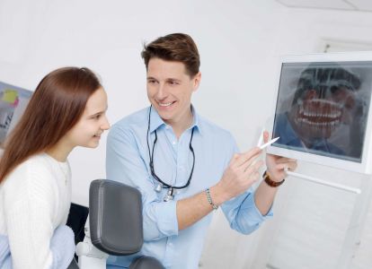 Kinder- und Jugendzahnheilkunde – Vorsorge, Zahnreinigung und Kontrolluntersuchung im Zahnzentrum Dr. Parusel & Kollegen in Salzgitter. Kinder- und Jugendzahnheilkunde in Salzgitter – Vorsorge, Zahnreinigung und regelmäßige Kontrolle im Zahnzentrum Dr. Parusel & Kollegen