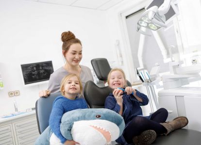 Zahnentfernung von Milchzähnen & Lippenbändchenkorrektur – schonende Kinderchirurgie im Zahnzentrum Dr. Parusel & Kollegen in Salzgitter Chirurgische Kinderbehandlungen in Salzgitter – behutsam durchgeführt im Zahnzentrum Dr. Parusel & Kollegen