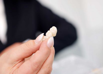 Zahnersatz aus Meisterhand – Zahnzentrum Dr. Parusel & Kollegen in Salzgitter Moderner Zahnersatz in Salzgitter – Kronen, Brücken und Prothesen im Zahnzentrum Dr. Parusel & Kollegen