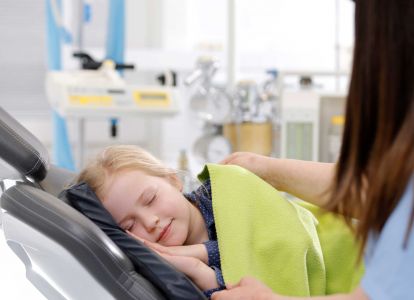 Sanfte Narkose für Kinder – stressfreie Behandlung im Zahnzentrum Dr. Parusel & Kollegen Zahnbehandlung unter Narkose für Kinder im Zahnzentrum Dr. Parusel & Kollegen in Salzgitter