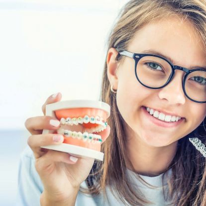 Kieferorthopädische Behandlung für Jugendliche – Zahnzentrum Dr. Parusel & Kollegen Kieferorthopädie für Jugendliche im Zahnzentrum Dr. Parusel & Kollegen in Salzgitter