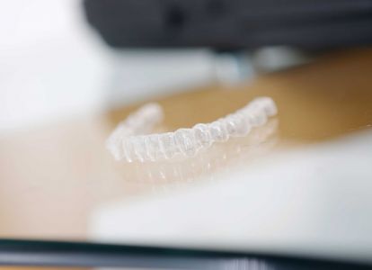 Kieferorthopädie in Salzgitter – Zahnkorrekturen mit Aligner oder Zahnspange im Zahnzentrum Dr. Parusel & Kollegen Jetzt informieren: Kieferorthopädie für Kinder und Erwachsene im Zahnzentrum Dr. Parusel & Kollegen in Salzgitter